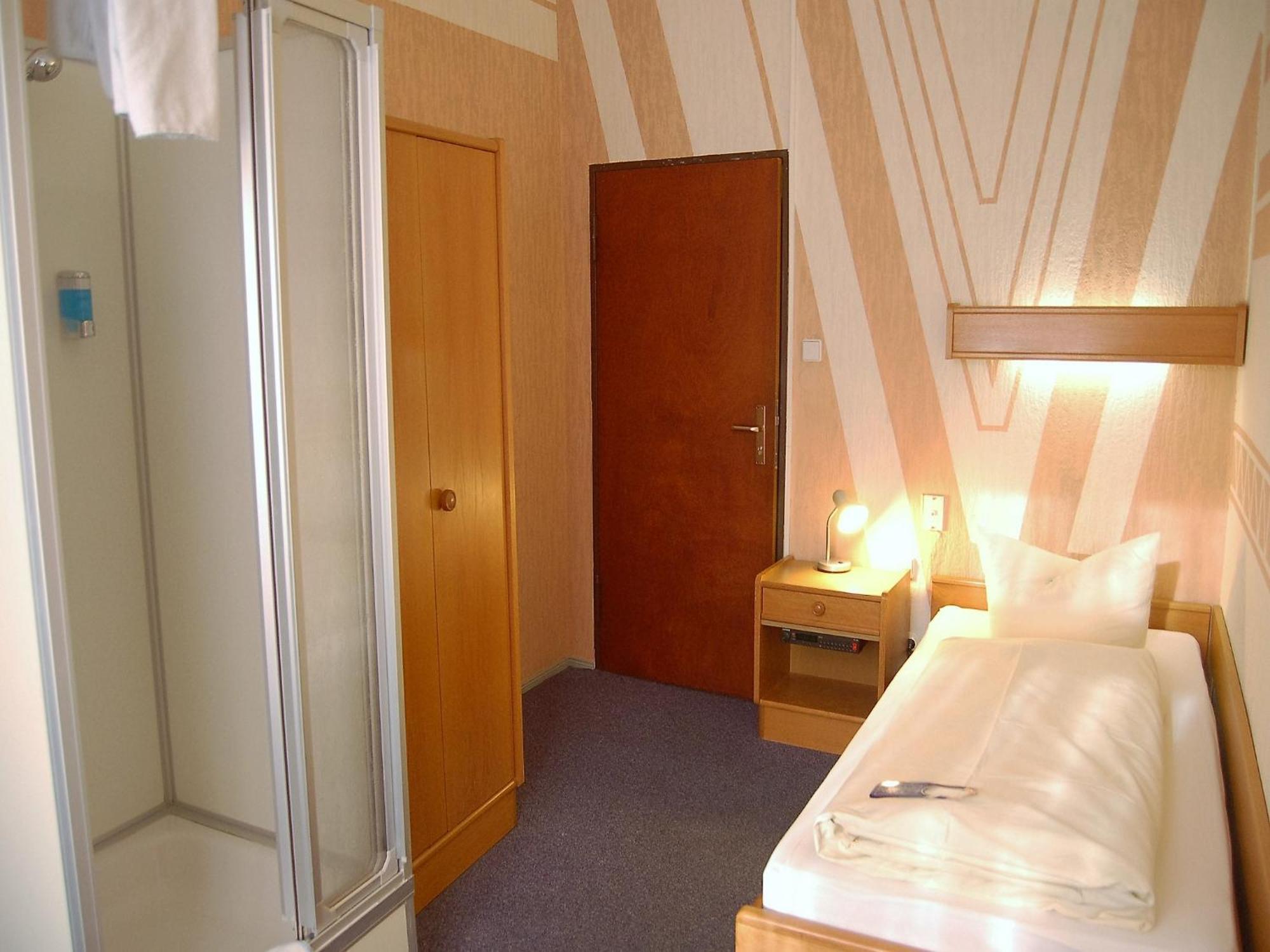 Single Room Shared Toilet,702471766:JPEG